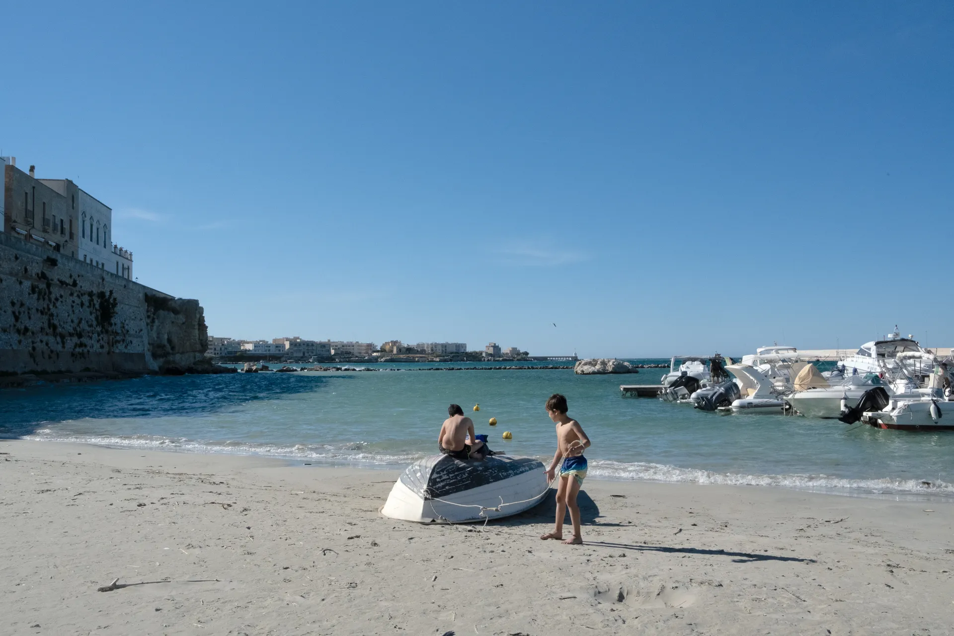Bambini giocano con una barchetta - Otranto